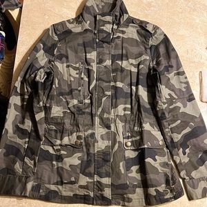 This jacket runs small it’s a 1x but can go for a large or X-Large